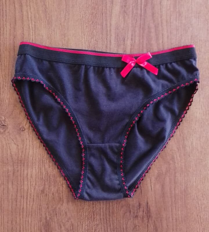 Black cotton panty with red bow
